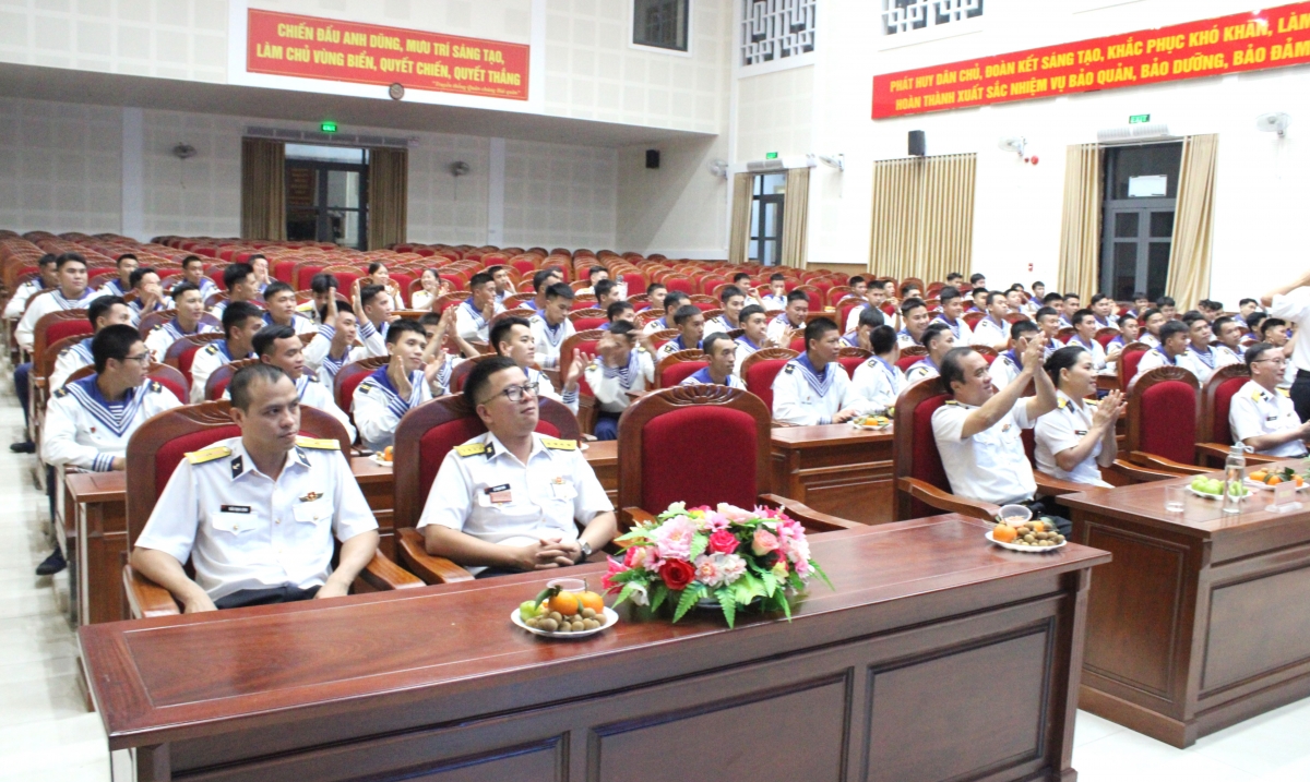 Các đại biểu dự buổi gặp mặt