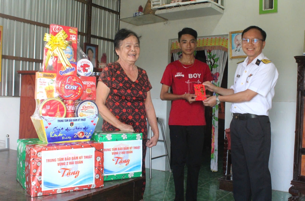 Tặng quà gia đình cháu Đặng Văn Trường