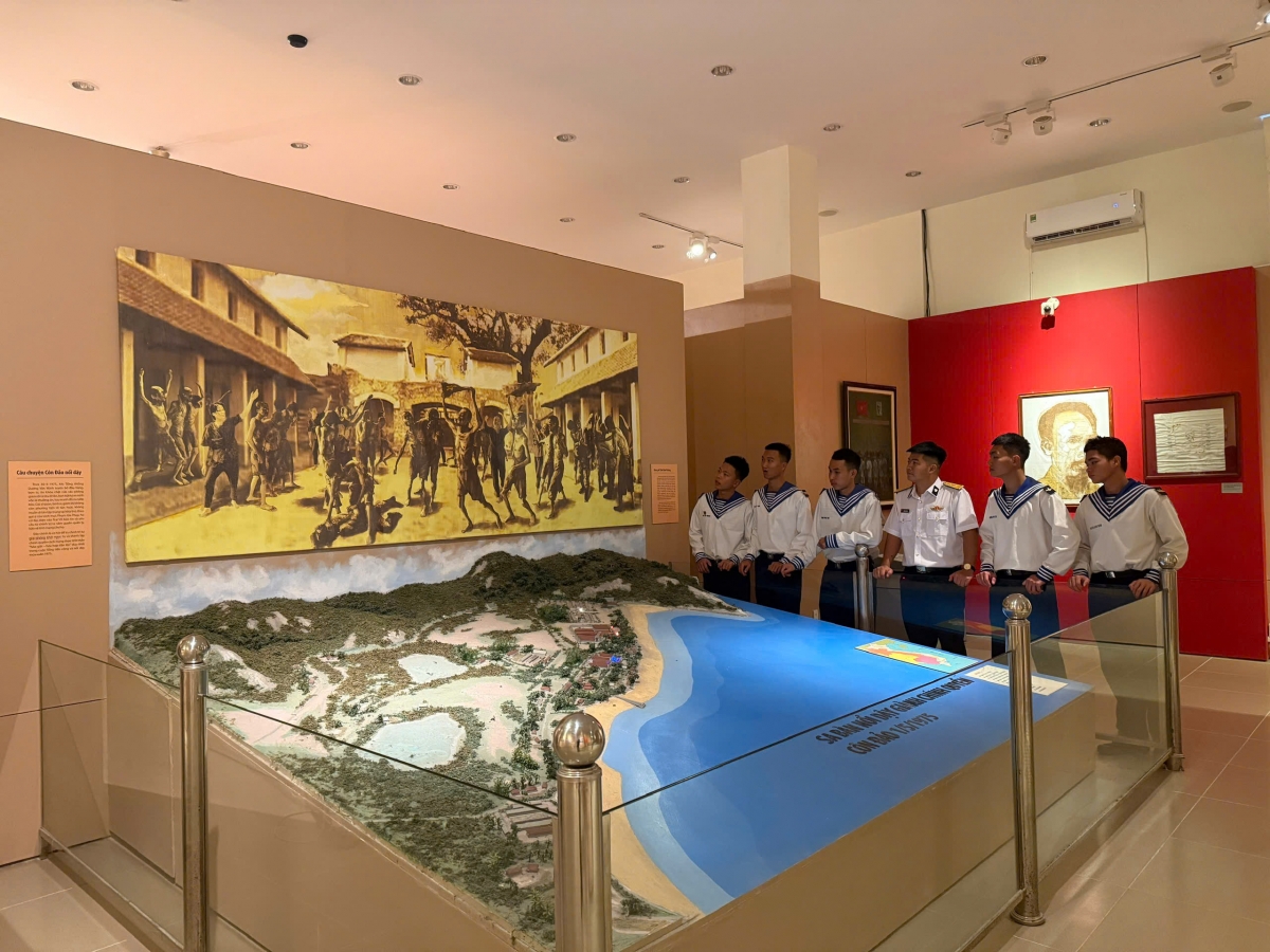 Thăm phòng truyền thống Côn Đảo