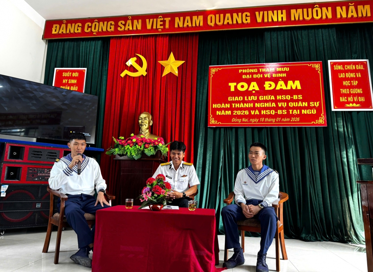 Tổ chức toạ đàm giao lưu giữa chiến sĩ mới và chiến sĩ xuất ngũ