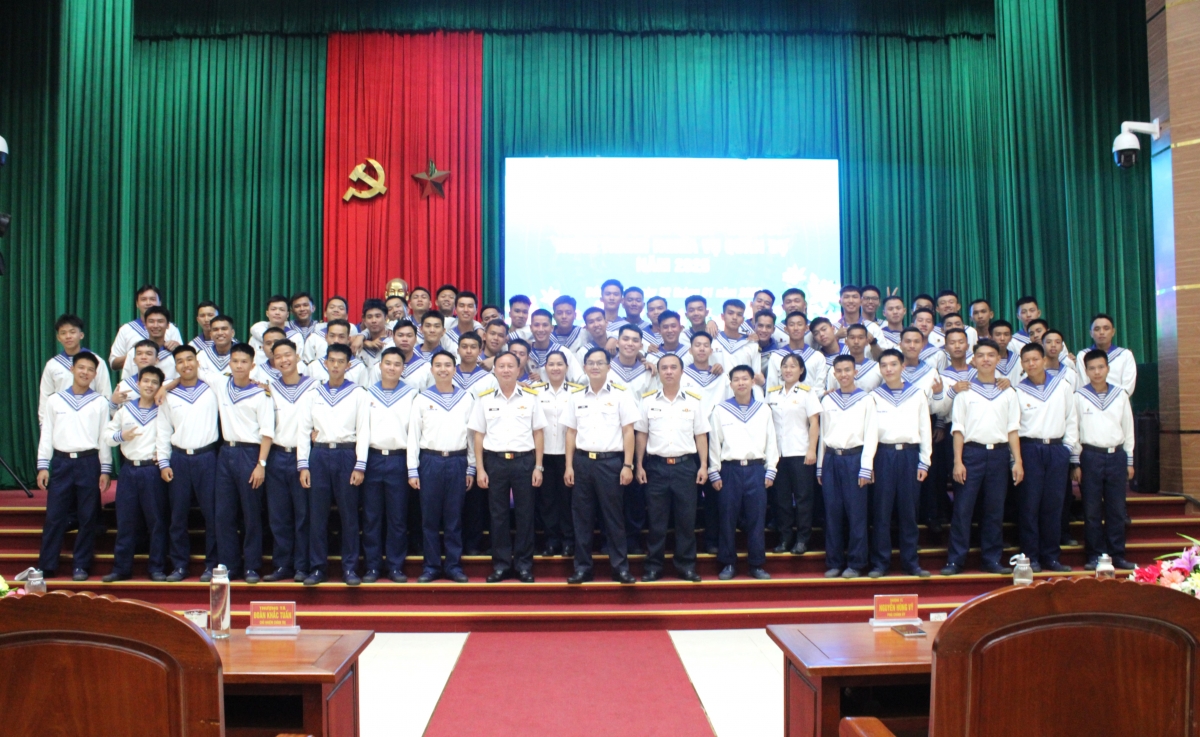 Các đại biểu và chiến sĩ chụp ảnh lưu niệm