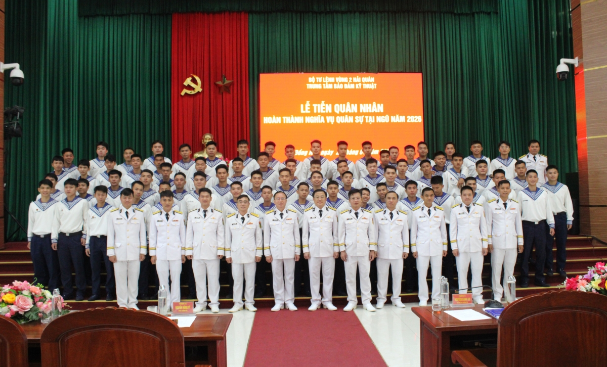 Thủ trưởng Trung tâm và cán bộ, chiến sĩ chụp ảnh lưu niệm tại Lễ tiễn quân nhân