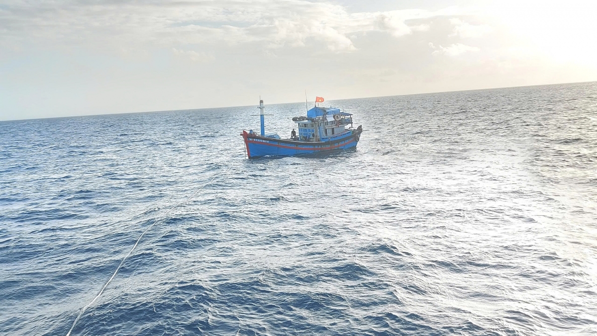 Tàu cá KH 92259 TS với 8 thuyền viên được đưa về đảo Đá Lát