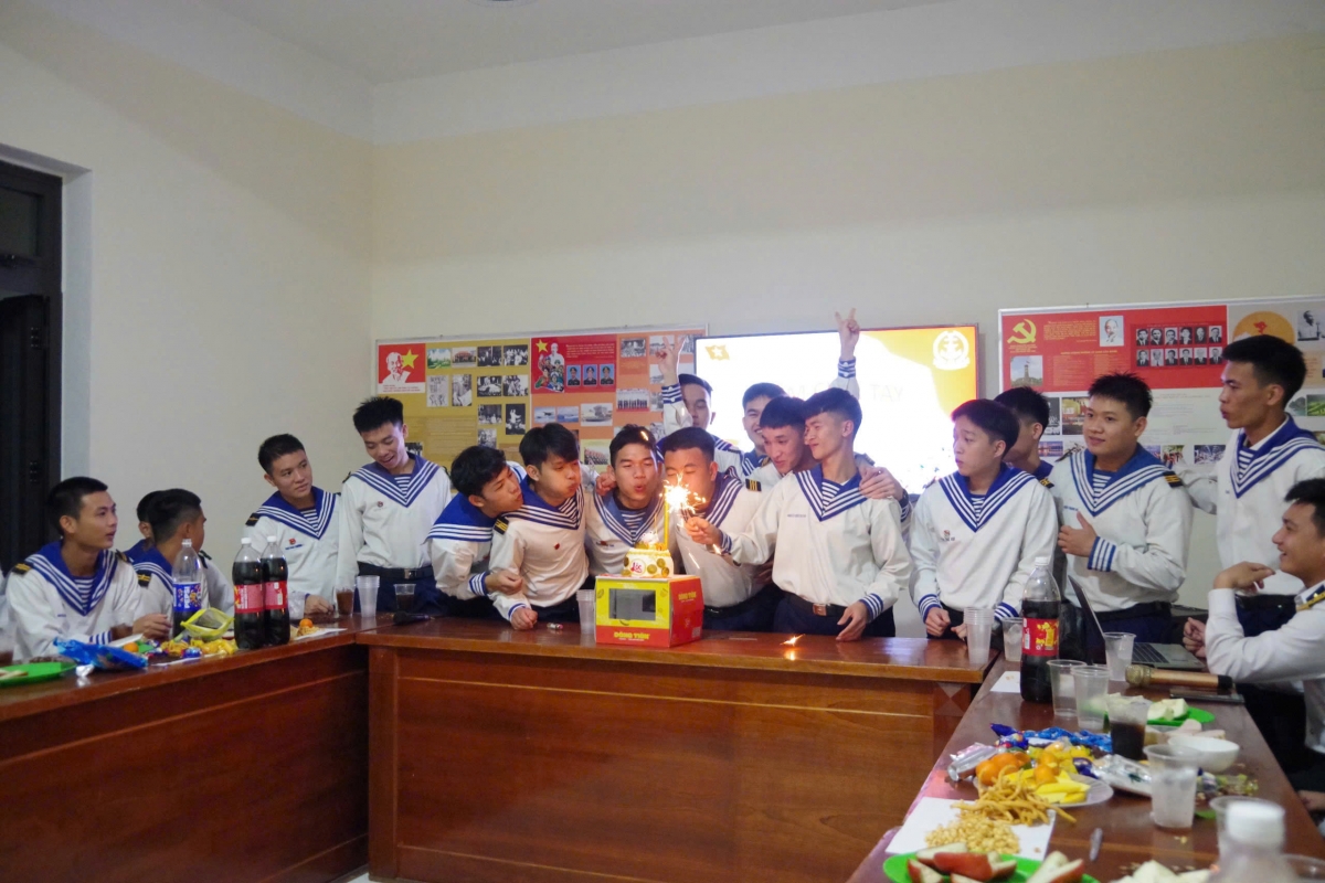 Các chiến sĩ Lữ đoàn 172 trong buổi sinh nhật đồng đội