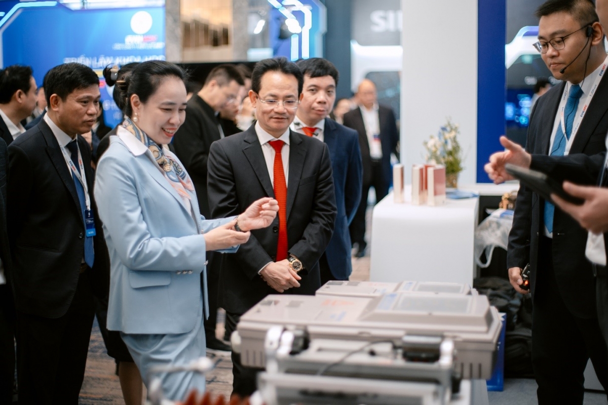 Bà Đỗ Nguyệt Ánh - Chủ tịch Hội đồng thành viên EVNNPC và ông Nguyễn Đức Thiện - Tổng giám đốc EVNNPC tham quan các gian hàng tại Triển lãm Techshow EVNNPC 2026