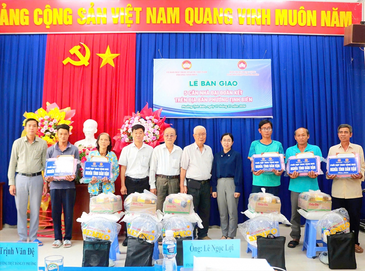 Bàn giao 5 căn nhà đại đoàn kết cho các hộ nghèo, gia đình có hoàn cảnh khó khăn.