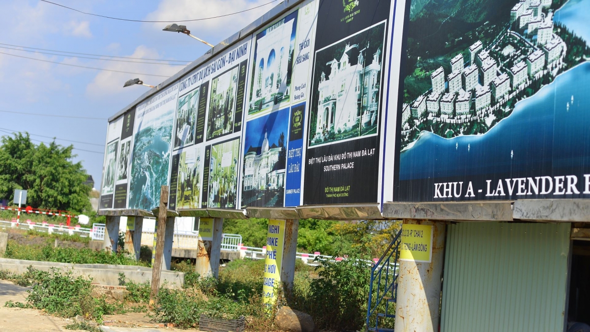 Bảng pano giới thiệu quy hoạch Dự án Sài Gòn Đại Ninh dựng nhiều năm nay chỉ tồn tại trên giấy, trong khi các hạng mục triển khai thực tế không đạt tiến độ cam kết.