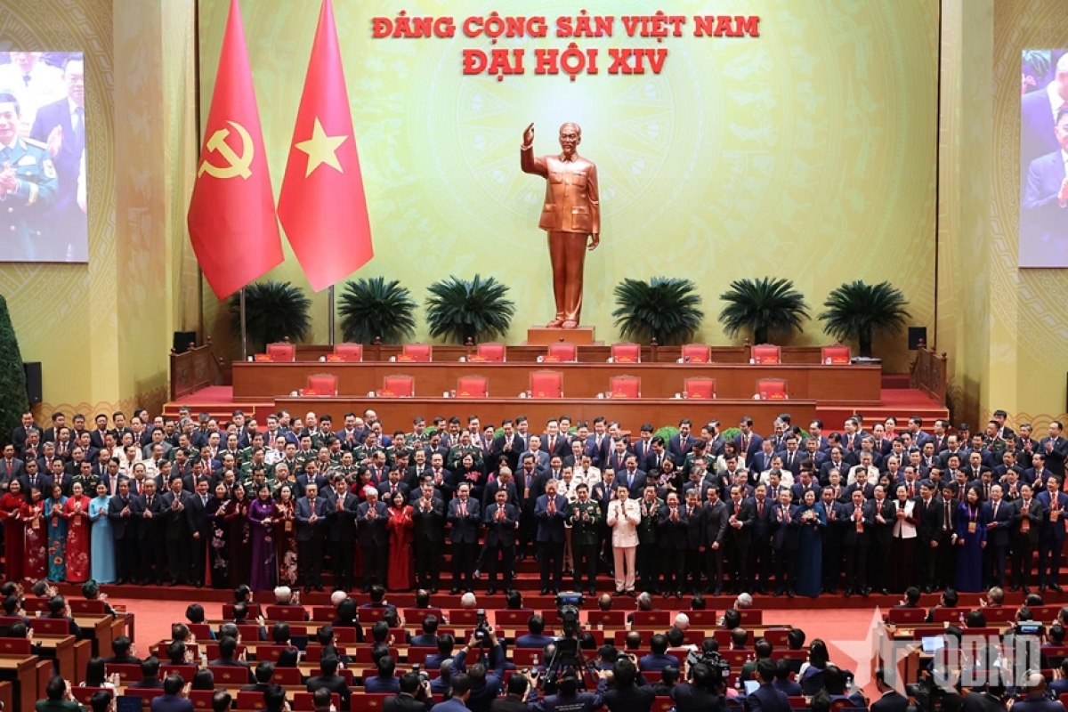 Các đồng chí Ban chấp hành Trung ương Đảng khóa XIV ra mắt Đại hội.