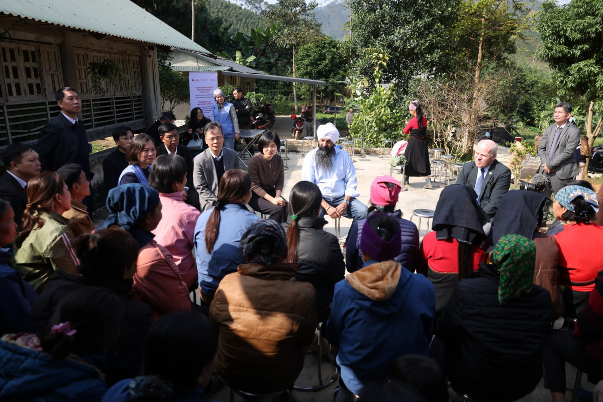Bộ trưởng Phát triển Quốc tế Canada Randeep Sarai (áo trắng) thăm tỉnh Lào Cai ngày 7/1. Ảnh: Đại sứ quán Canada tại Việt Nam