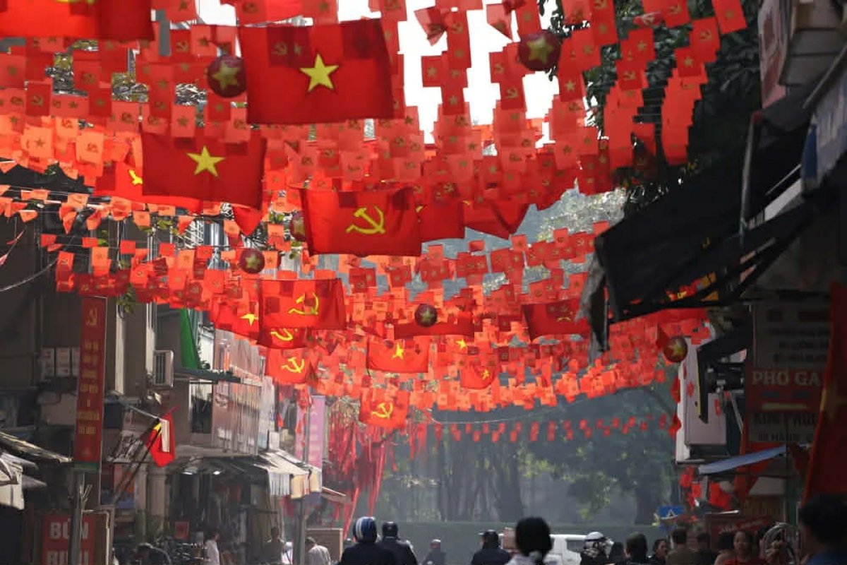 Hình ảnh cờ đỏ sao vàng rực rỡ trên nhiều phố phường