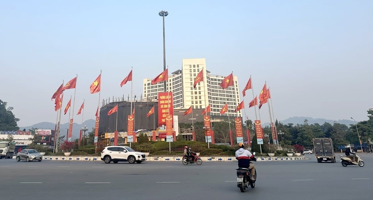 Tại phường Lào Cai, tỉnh Lào Cai trên khắc các tuyến phố cơ hoa được trang trí tạo không khí phấn khởi hướng tới Đại hội đại biểu toàn quốc lần thứ XIV của Đảng. Ảnh: Bích Hợp.