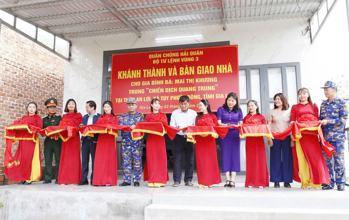 Thủ trưởng BTL Vùng 3 Hải quân và các đại biểu cắt băng khánh thành, bàn giao nhà cho nhân dân