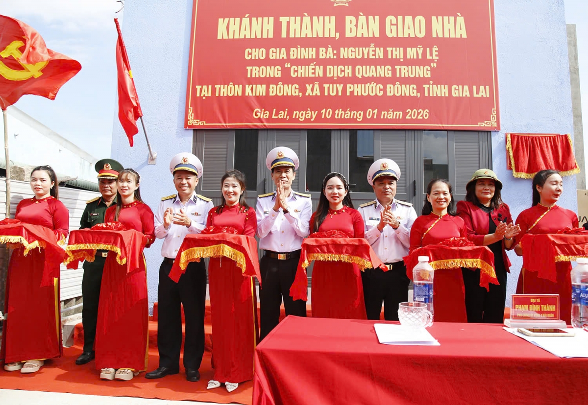 Ccác đại biểu cắt băng khánh thành và bàn giao nhà cho nhân dân