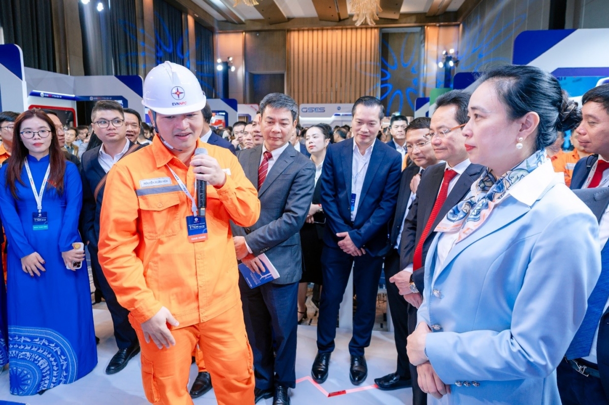 Các đại biểu EVNNPC tham quan các gian hàng tại Triển lãm Techshow EVNNPC 2026