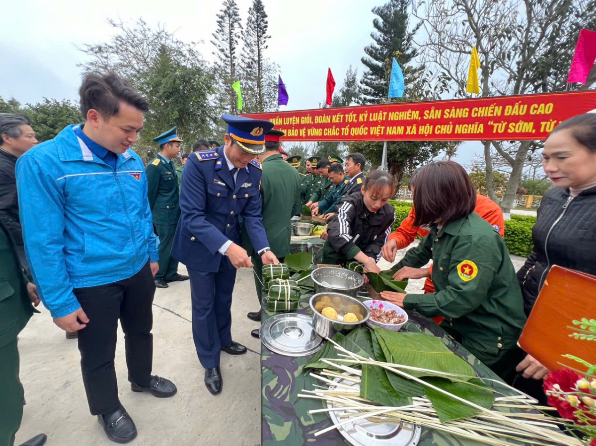 Các đại biểu theo dõi, động viên các đội tham gia hội thi gói bánh chưng xanh
 