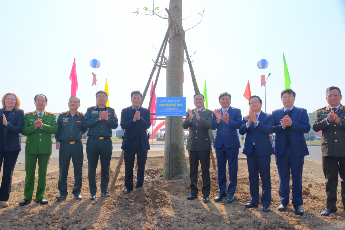 Các đại biểu trồng cây Baobap - biểu tượng của sự sống, sức sống mãnh liệt và ý chí kiên cường