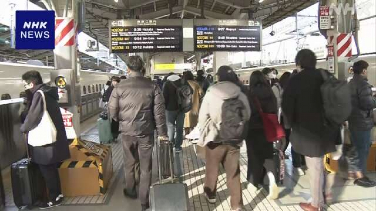 Các ga tàu cao tốc ở nhiều địa phương bắt đầu đông kín (ảnh: NHK).