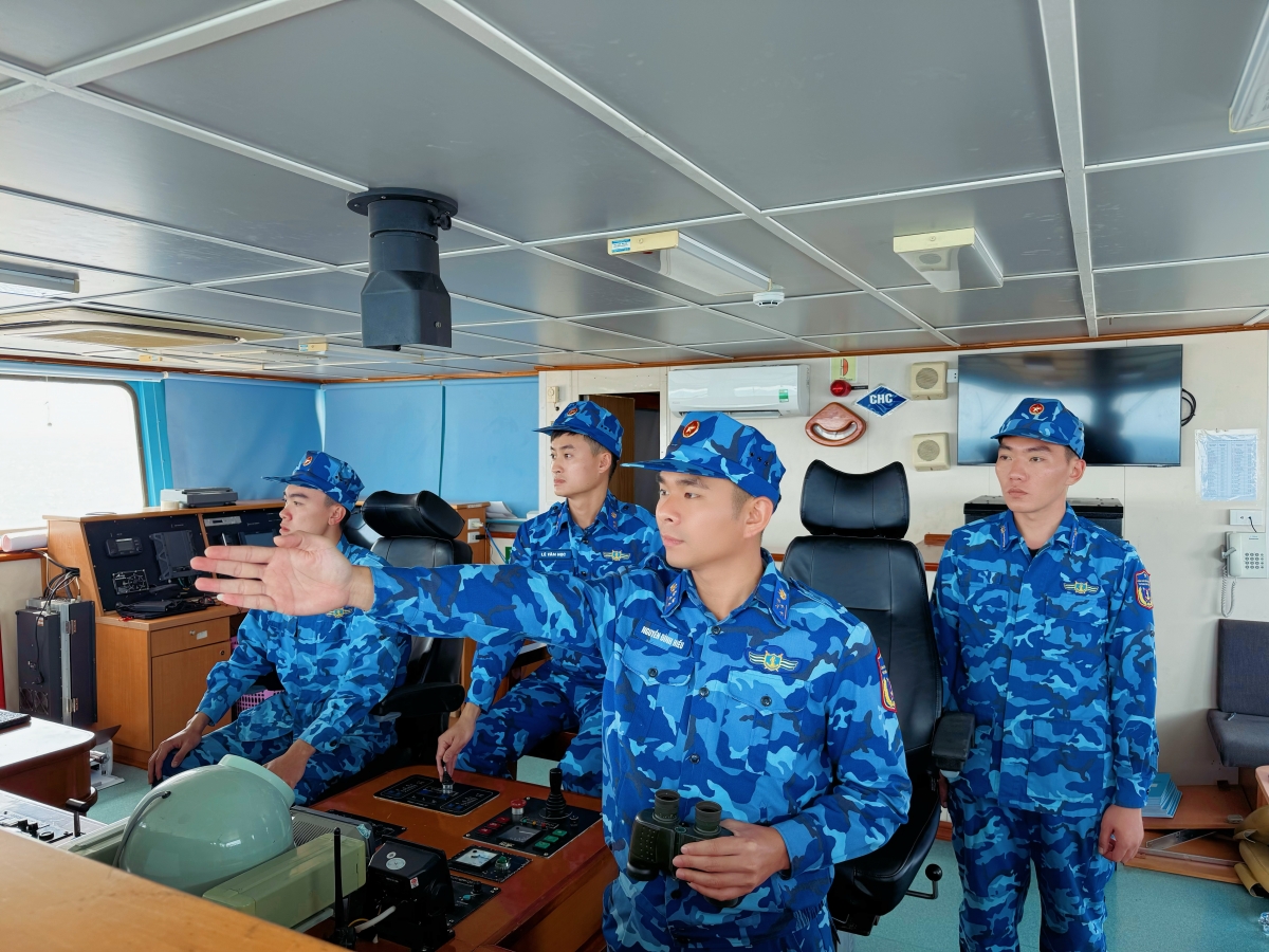 Cán bộ, chiến sĩ Tàu CSB 7011 trực quan sát trên biển