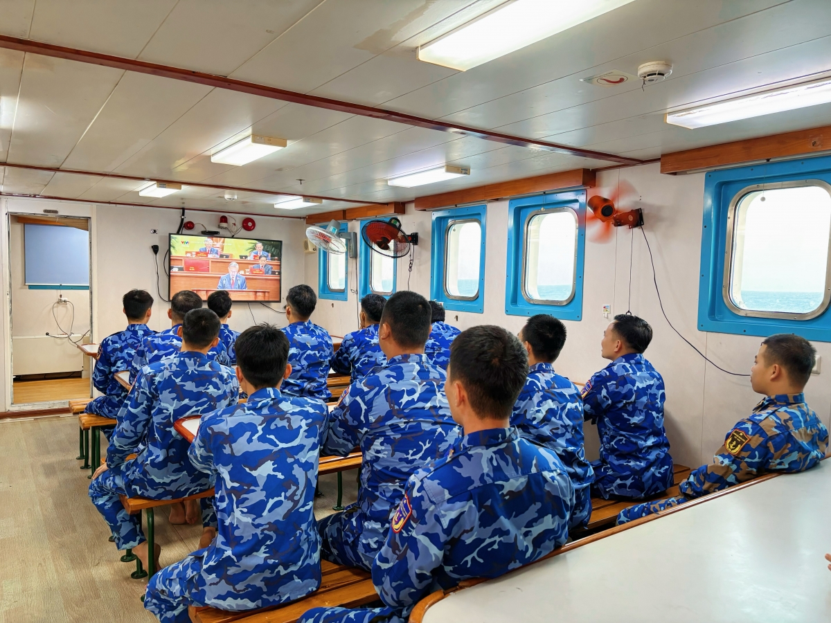 Cán bộ chiến sĩ Tàu CSB 7011 xem tường thuật trực tiếp khai mạc Đại Hội