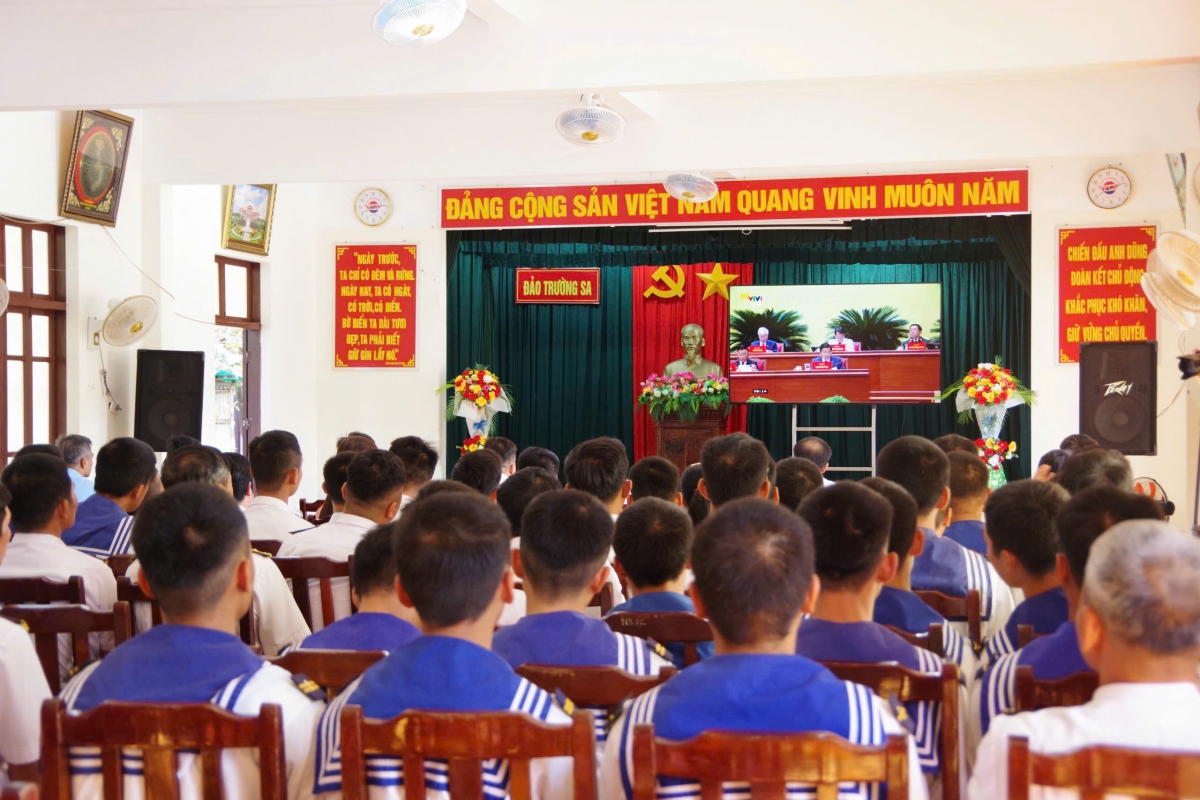 Cán bộ, chiến sĩ đảo Trường Sa theo dõi khai mạc Đại hội
