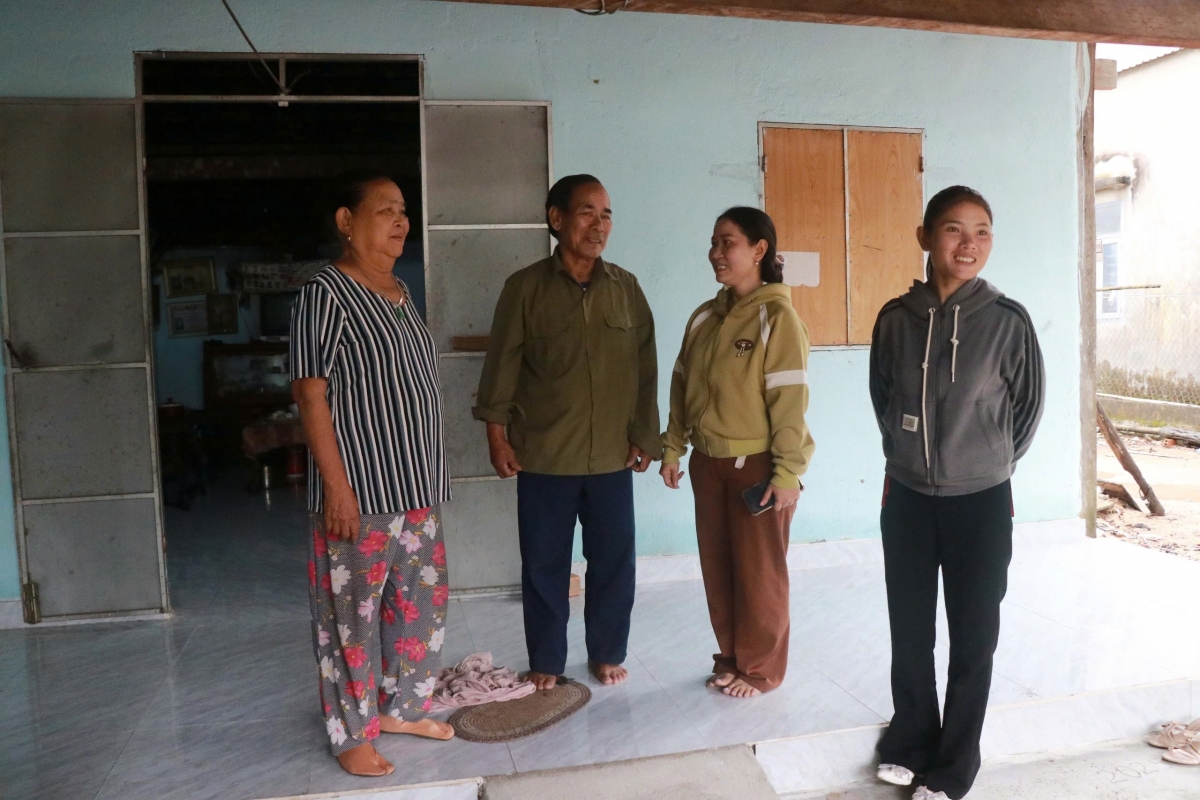 Bà Cao Thị Gánh (đầu tiên bên trái) an tâm khi căn nhà được sửa chữa