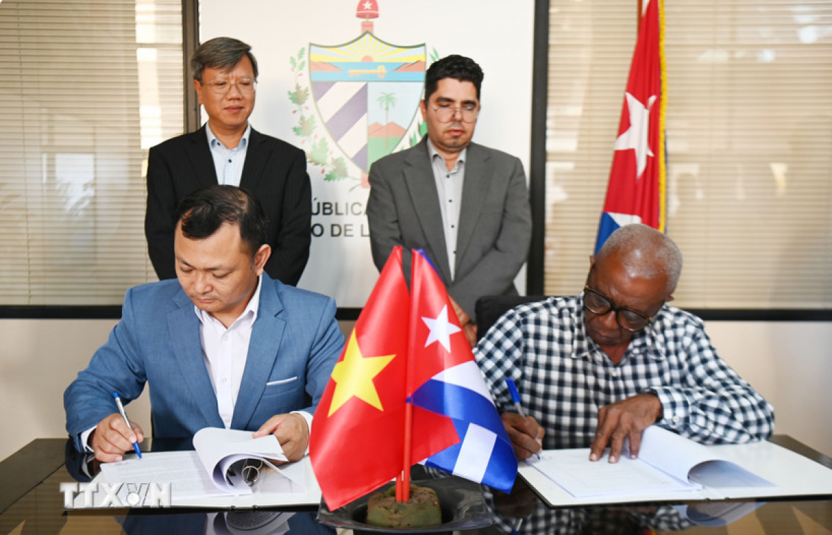 Lễ ký kết hợp đồng liên doanh giữa Công ty Hoàng Gia Việt và đối tác Cuba