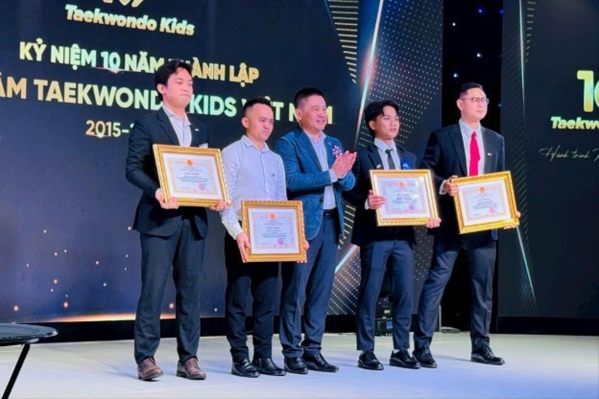 Chánh văn phòng Cục Thể dục Thể thao - Bộ Văn hóa, Thể thao và Du lịch Vũ Xuân Thành đã trao tặng giấy khen vinh dự cho tập thể và các cá nhân xuất sắc của Trung tâm