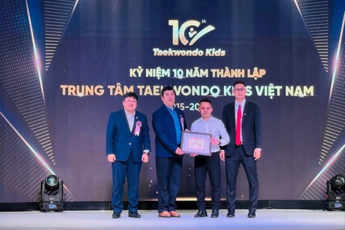 Chủ tịch Liên đoàn Taekwondo Hà Nội trao khen thưởng tới đội ngũ huấn luyện viên, cán bộ Trung tâm