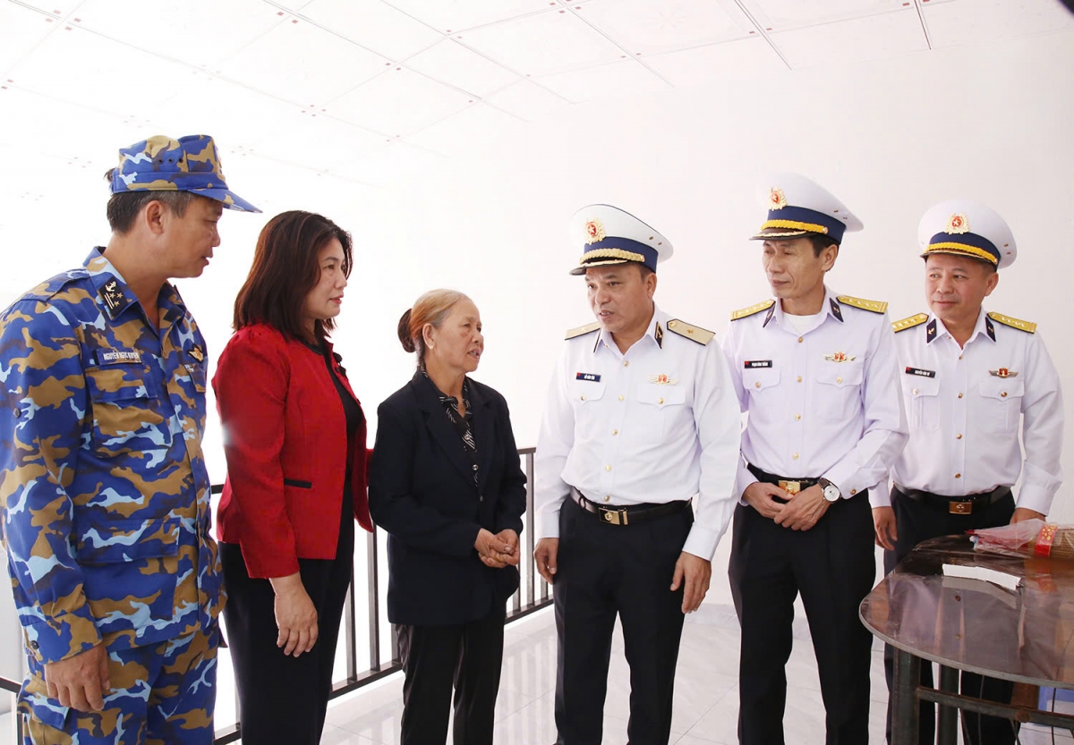 Chuẩn Đô đốc Đỗ Văn Yên, Phó Chính ủy Quân chủng Hải quân và các đại biểu chúc mừng gia đình bà Nguyễn Thị Mỹ Lệ