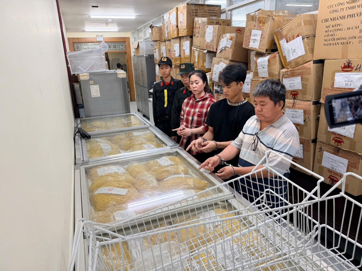 Cơ quan điều tra xác định trong 3 năm gần đây, cơ sở này đã đưa ra thị trường khoảng 800 tấn mì tươi có chứa hóa chất. (Ảnh: CACC)