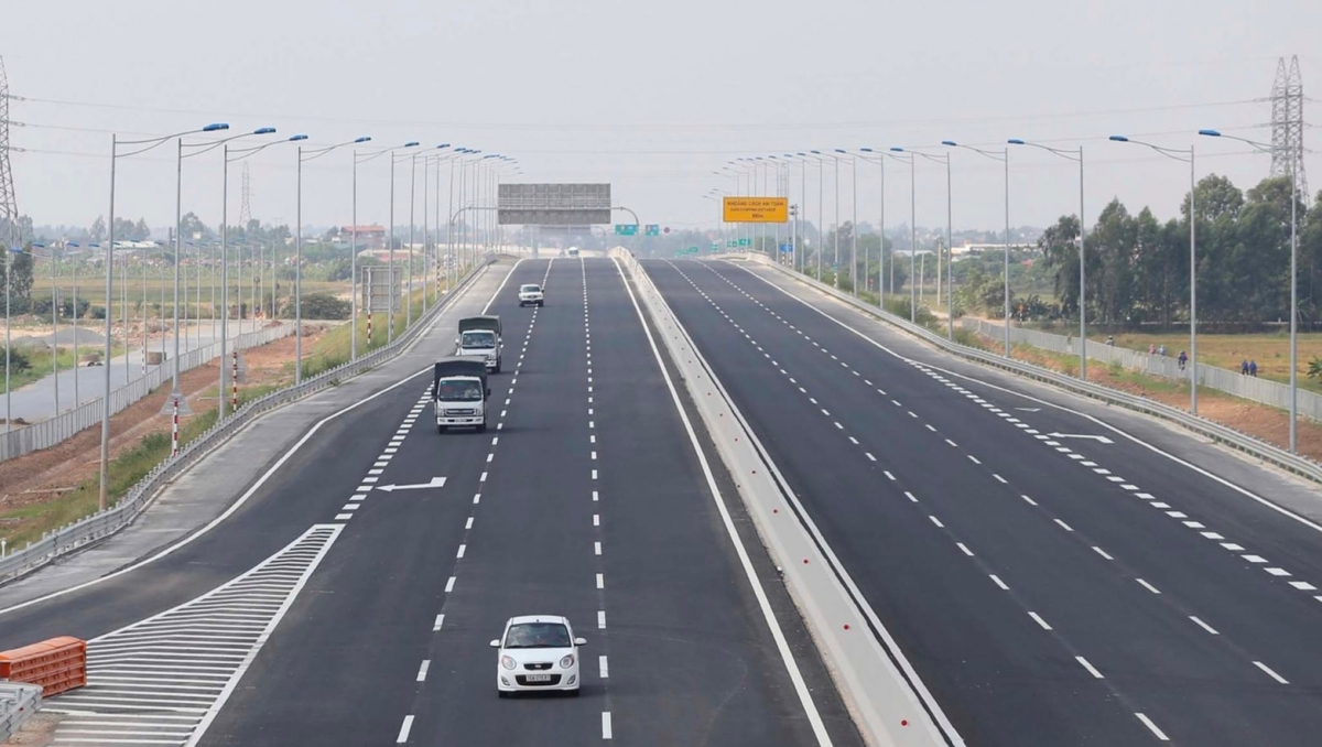 Mục tiêu chiến lược là đến năm 2030, cả nước sẽ phấn đấu hoàn thành khoảng 5.000 km đường bộ cao tốc.