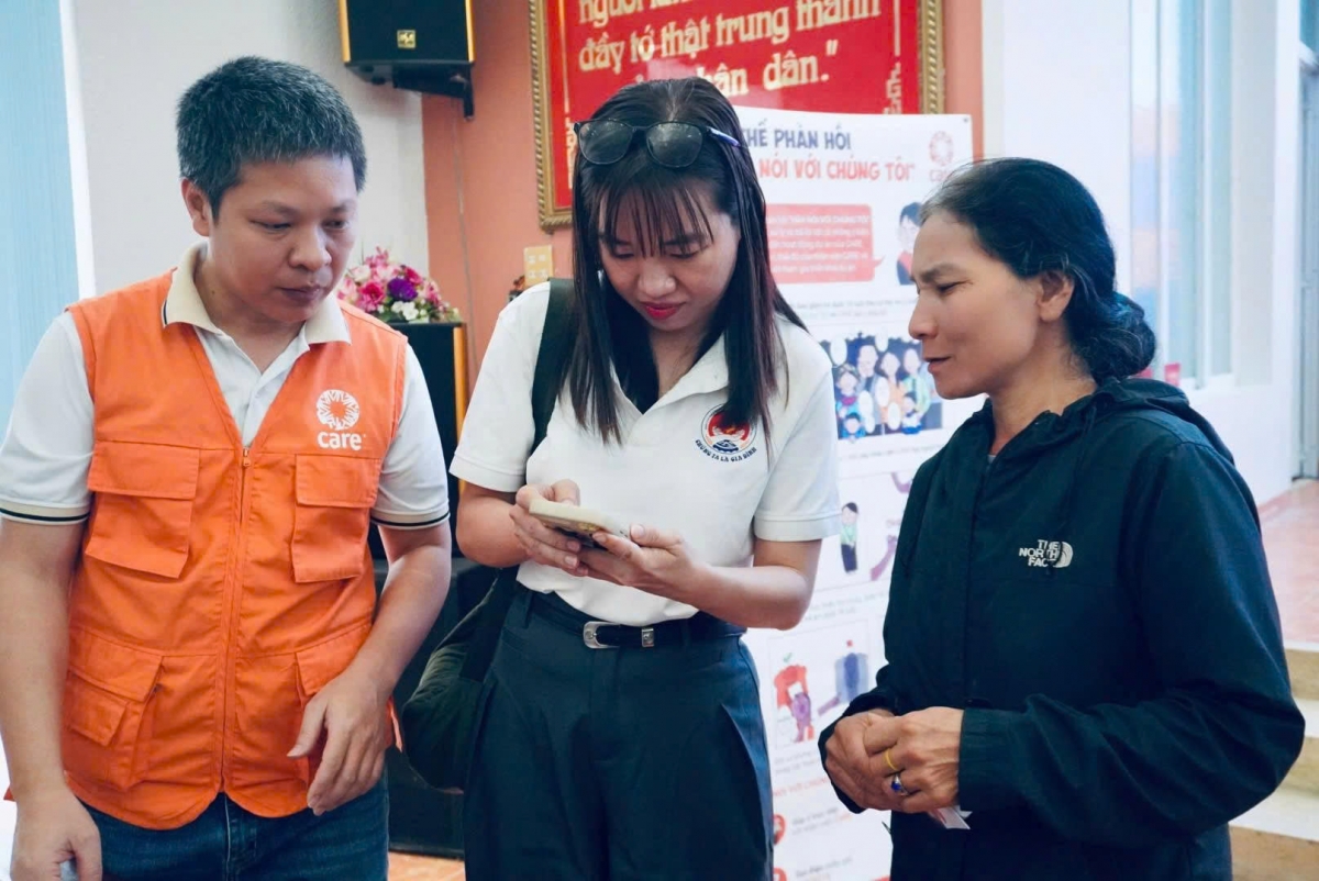 Cán bộ Tổ chức CARE triển khai ứng dụng cảnh báo mưa lũ cho bà con
