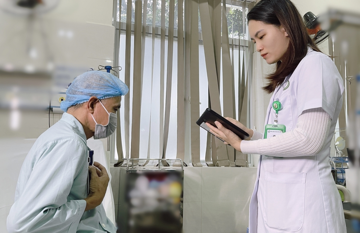 Bác sĩ thăm khám và điều trị cho bệnh nhân.