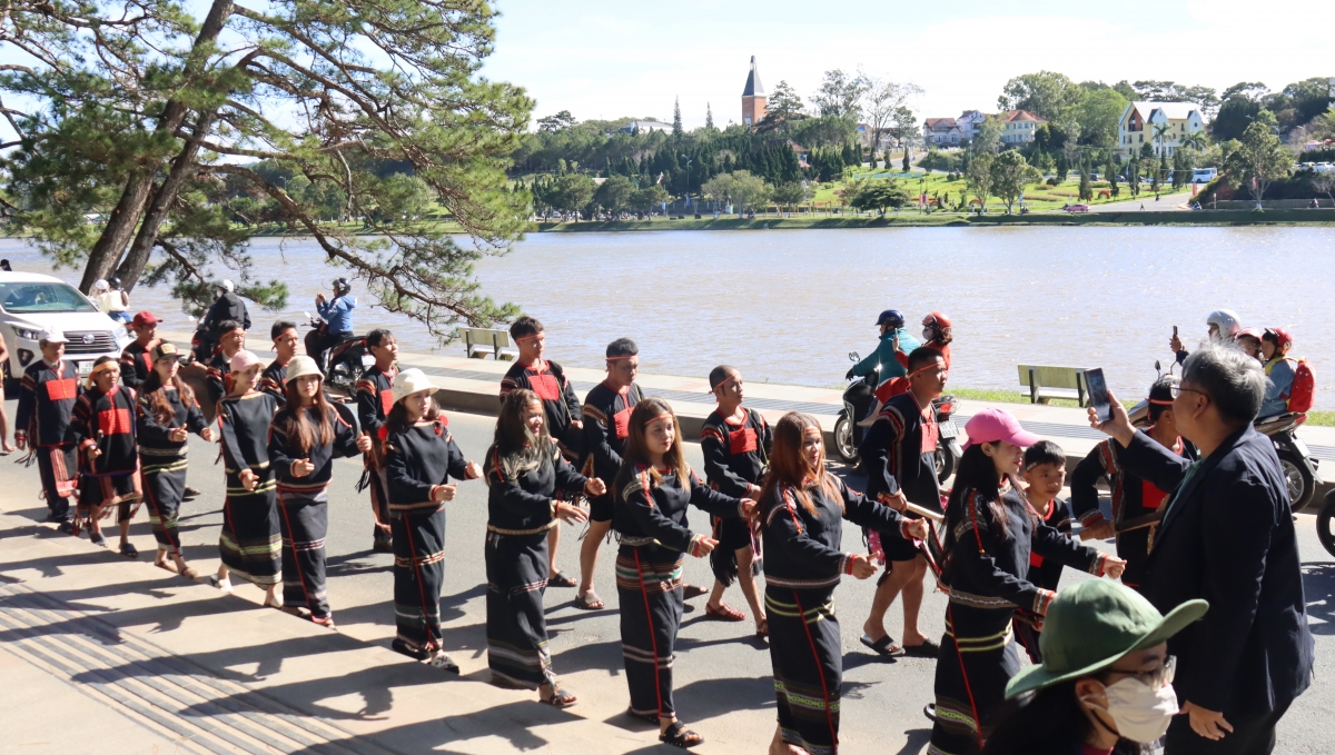 Lễ hội đường phố quy tụ nghệ nhân các dân tộc thiểu số Tây Nguyên tại Đà Lạt cuốn hút người dân và du khách.
