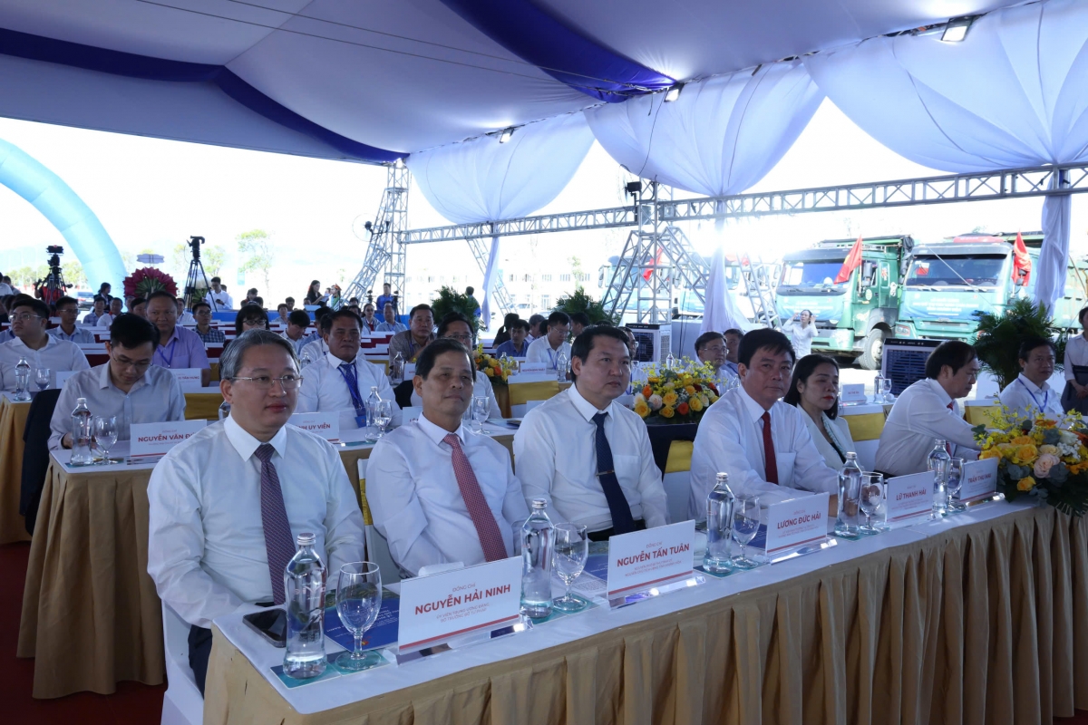 Bộ trưởng Bộ Tư pháp Nguyễn Hải Ninh (ngoài cùng bên trái) cùng lãnh đạo, nguyên lãnh đạo tỉnh Khánh Hòa tham dự khởi công Khu đô thị ven vịnh Cam Ranh.