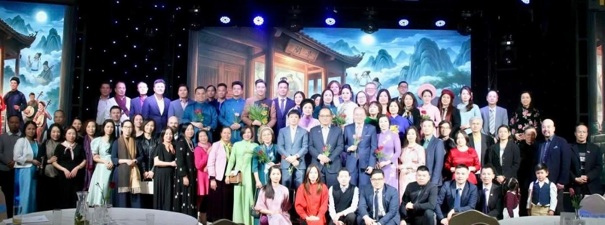 Đại biểu và khách mời tham dự “Đêm thơ ngàn năm” được tổ chức tại Praha – CH Séc