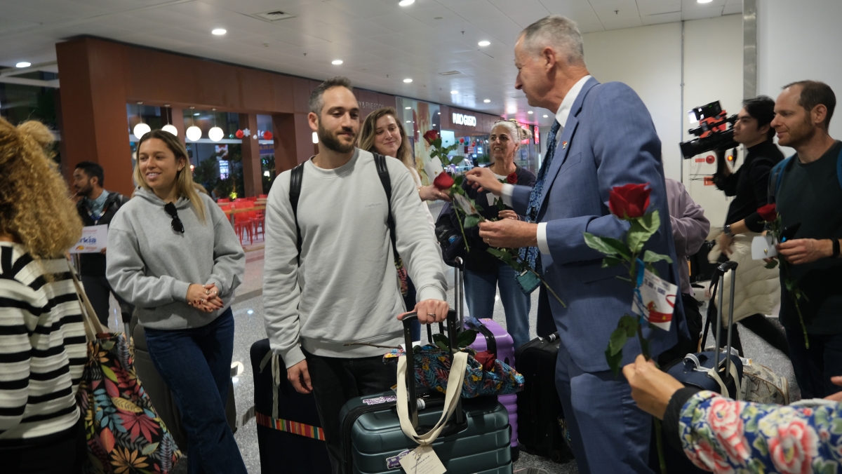 Đại sứ Israel Yaron Mayer tặng hoa cho các du khách