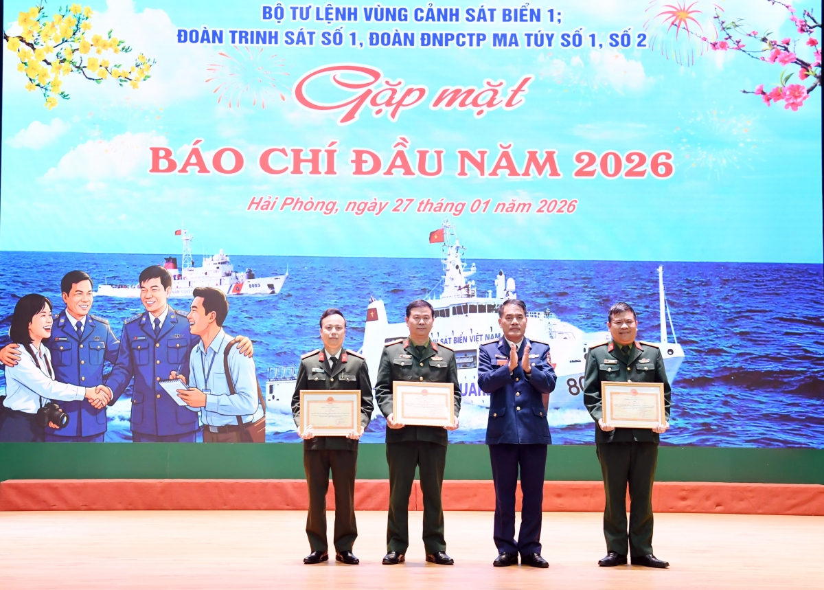 Đại tá Lương Cao Khải, Phó Tư lệnh - Tham mưu trưởng Vùng trao thưởng cho các tập thể