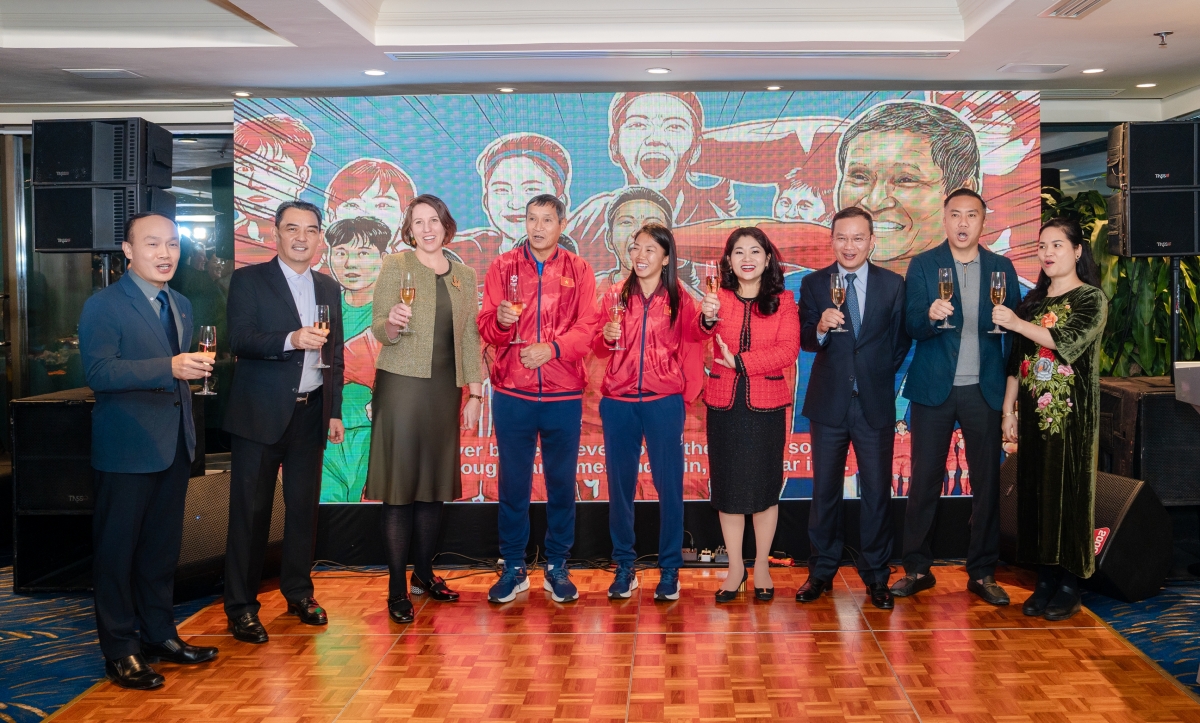 Các đại biểu nâng ly chúc mừng đội tuyển bóng đá nữ Việt Nam