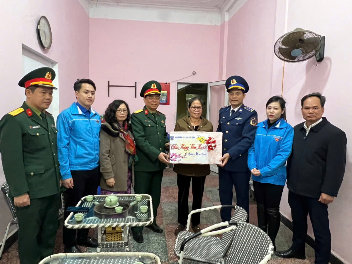 Đoàn công tác tặng quà Tết cho gia đình chính sách tại đặc khu Bạch Long Vĩ