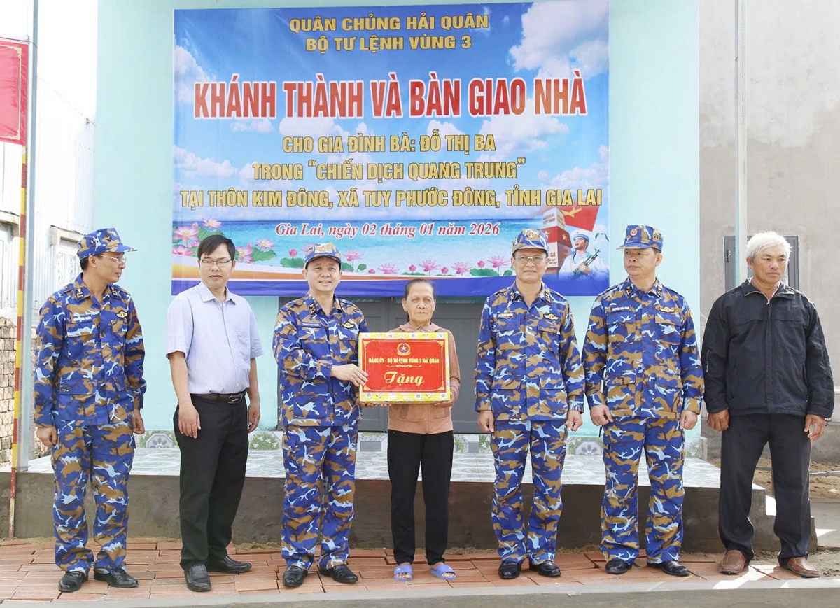 Đoàn công tác Vùng 3 Hải quân tặng quà chúc mừng cho gia đình Bà Đỗ Thị Ba