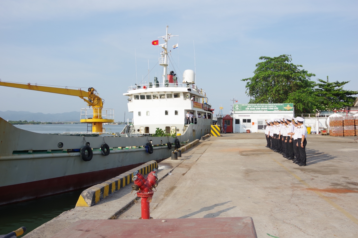 Đoàn công tác xuất phát đi thăm, tặng quà quân dân Đặc khu Trường Sa