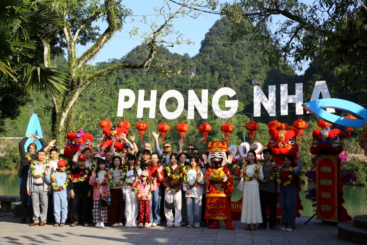 Đoàn du khách tham gia hành trình du xuân đầu năm tại Di sản Thiên nhiên Thế giới Phong Nha- Kẻ Bàng