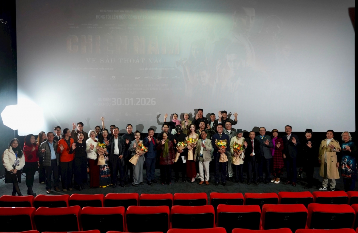 Đoàn phim và các đại biểu khách mời tại buổi giới thiệu phim