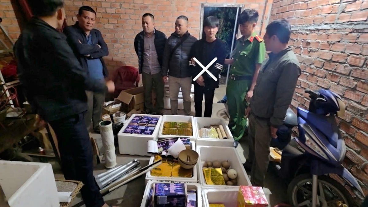 Đối tượng Ngô Đức Phong (thứ 3 bên phải qua) bị bắt quả tang cùng tang vật là các loại pháo nổ chuẩn bị mang đi bán dịp Tết. (Ảnh: Công an Đắk Lắk)