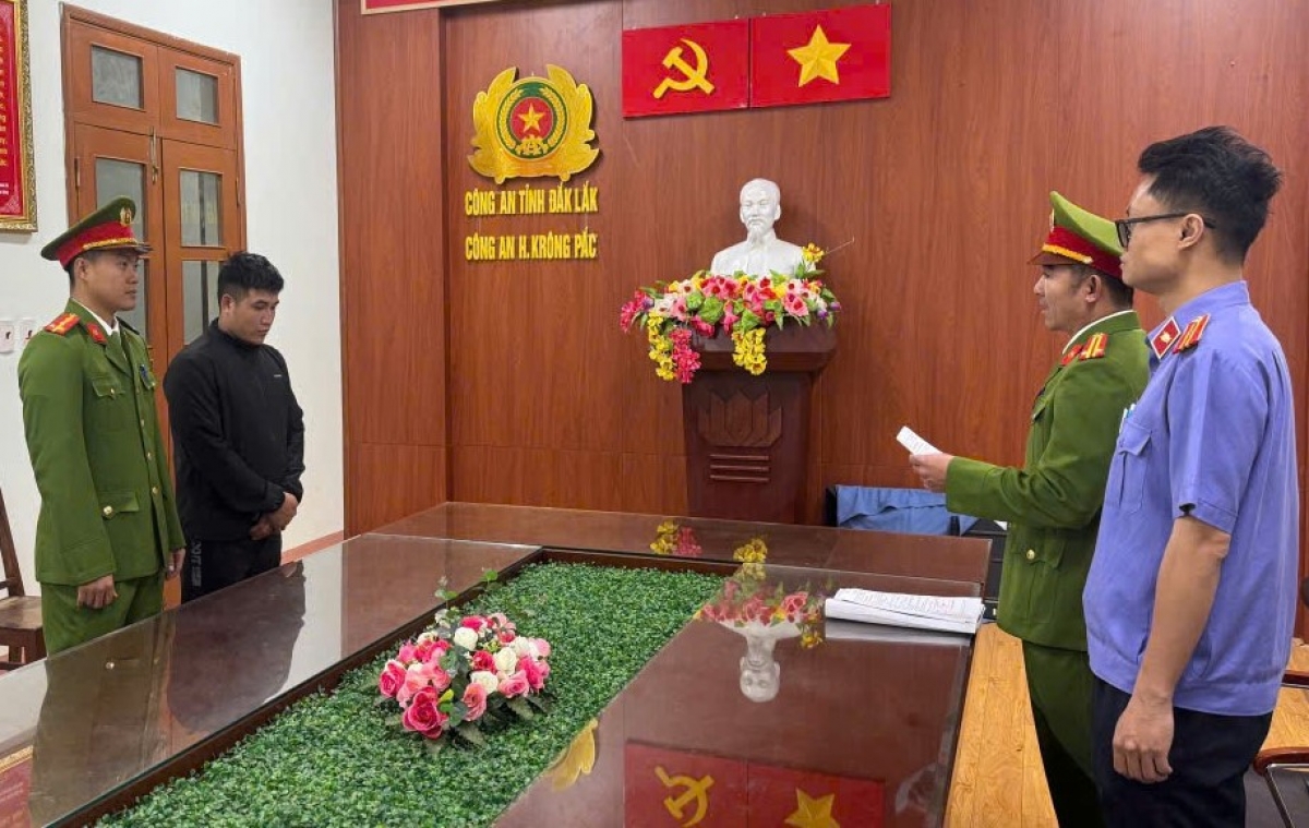 Đối tượng Phạm Ngọc Khánh nghe cơ quan chức năng đọc lệnh khởi tố, lệnh bắt tạm giam vào chiều 5/1.