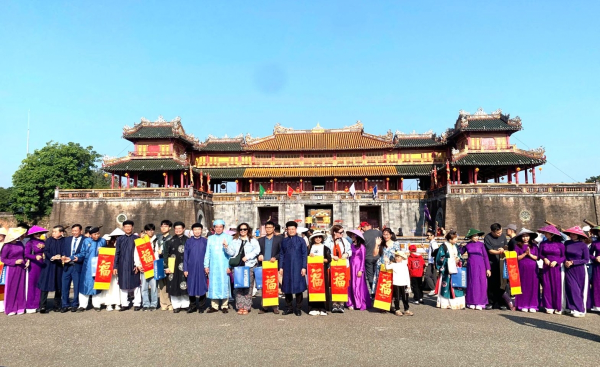 Đón những du khách đầu tiên đến tham quan Khu di sản Huế.