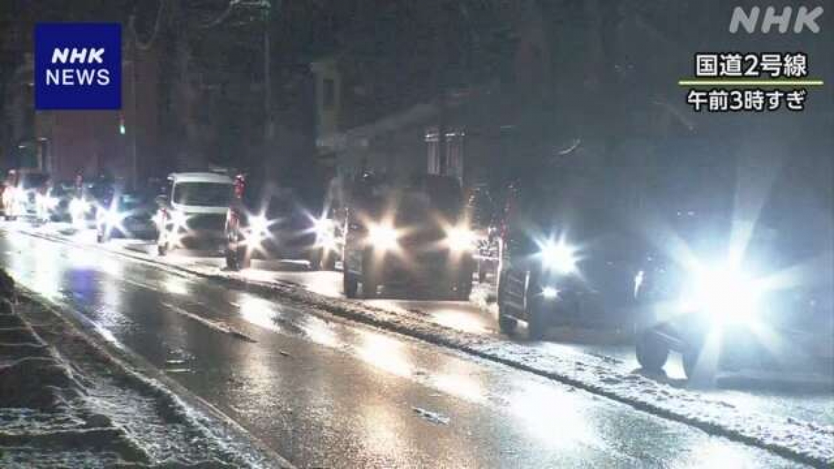 Dòng xe cộ bị tắc kéo dài hơn 16 tiếng đồng hồ tại Hiroshima (ảnh: NHK)