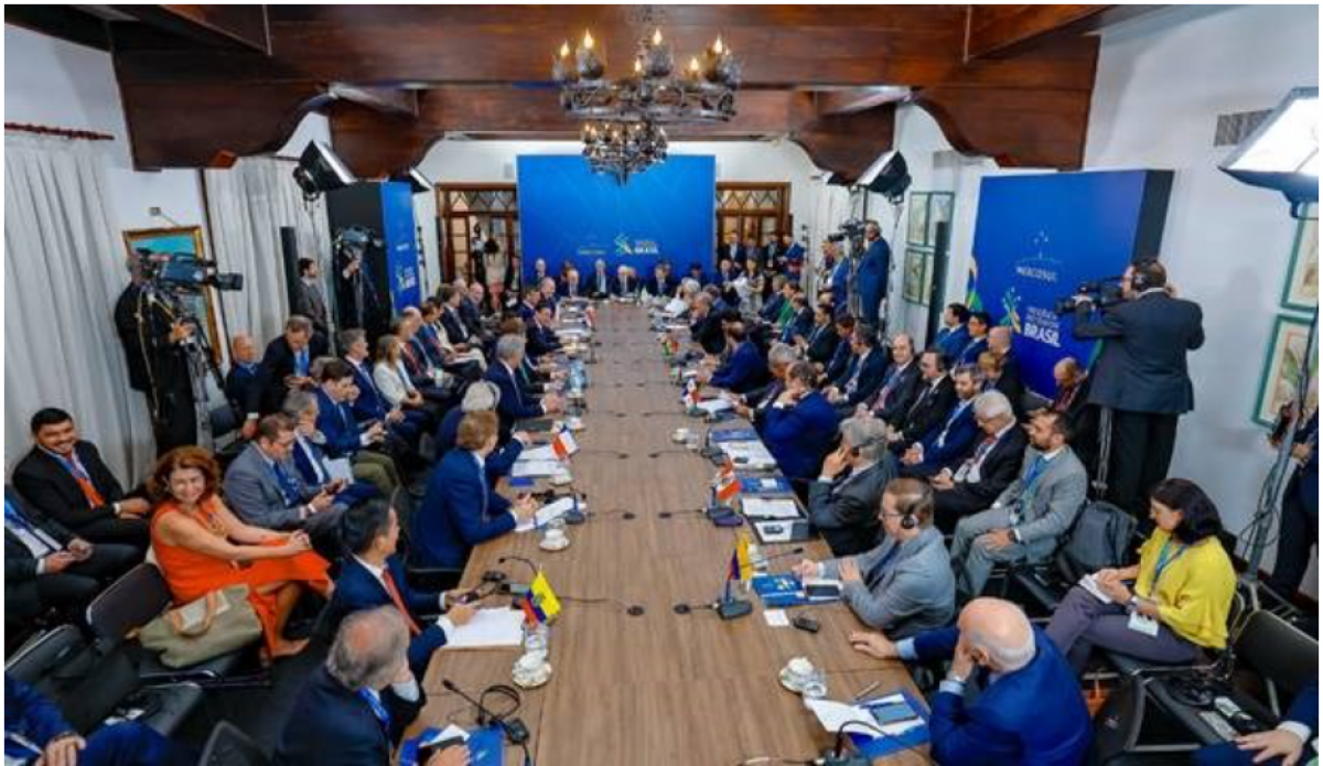 Ngoại trưởng Brazil Maurio Viera, ngồi bên tay trái Tổng thống Lula da Silva tại Hội nghị, công bố Tuyên bố chung về việc khởi động đàm phán PTA Việt Nam – Mercosur. Nguồn: Thương vụ Việt Nam tại Brazil