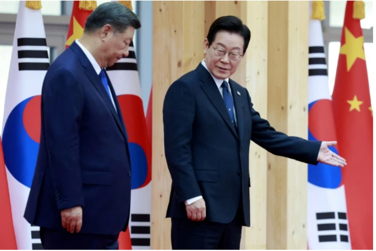 Tổng thống Hàn Quốc Lee Jae-myung và Chủ tịch Trung Quốc Tập Cận Bình. Ảnh: Reuters